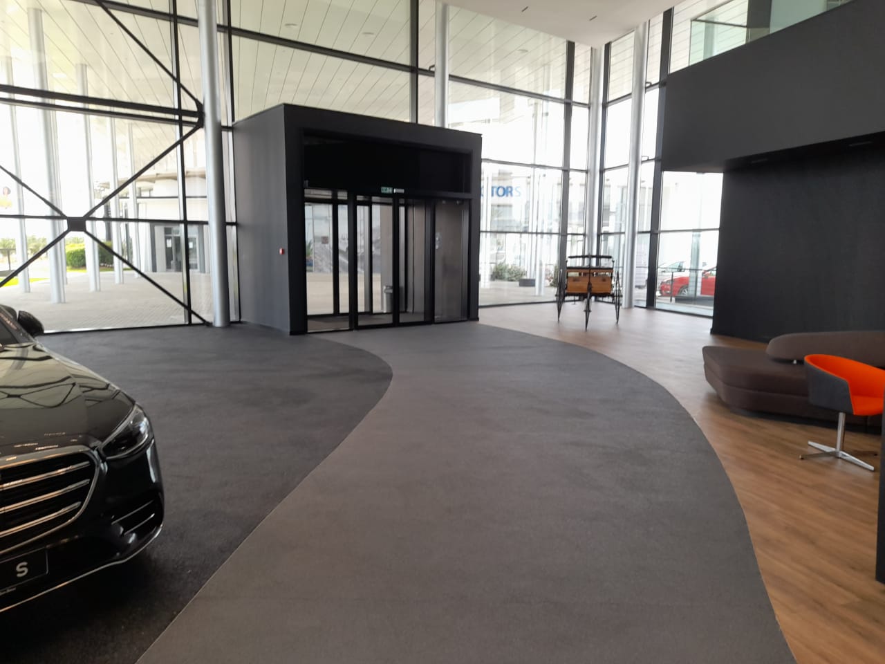 MERCEDES SHOWROOMWhatsApp Image 2021-05-27 at 14.56.09 (1)